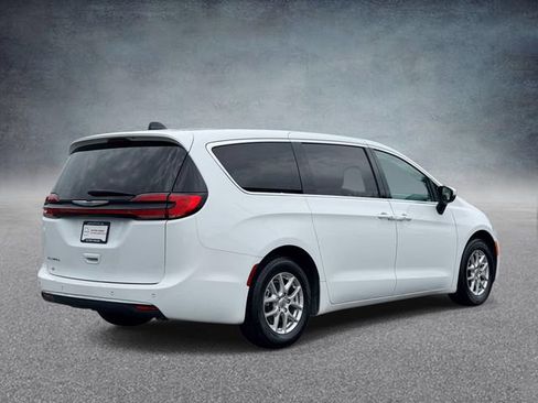 Used 2023 Chrysler Pacifica Touring-L FWD image 2