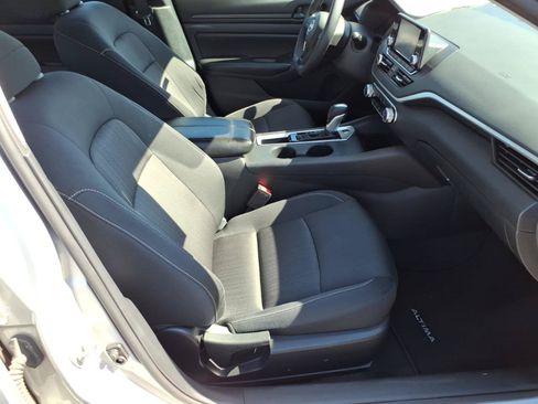 Used 2023 Nissan Altima 2.5 S FWD image 9