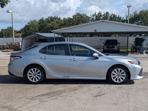 Used 2018 Toyota Camry LE FWD image 4