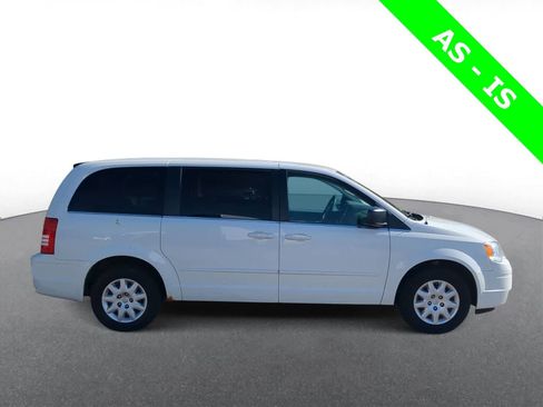 Used 2010 Chrysler Town & Country LX FWD image 9