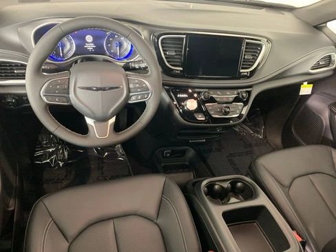 New 2026 Chrysler Pacifica Select image 13
