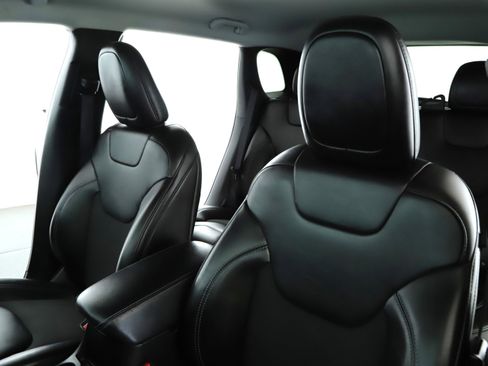 Used 2019 Jeep Cherokee Latitude Plus image 4