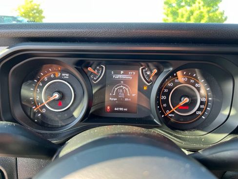 Used 2024 Jeep Gladiator Sport AWD/4WD image 14