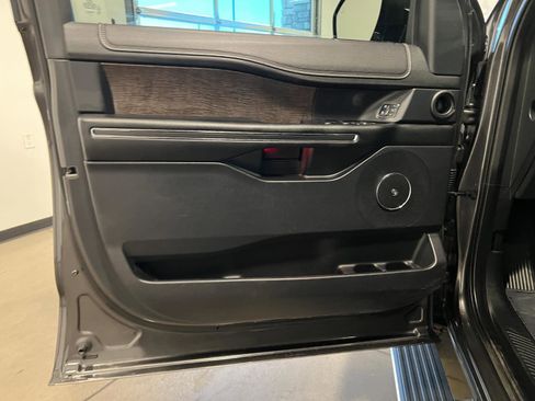 Used 2019 Ford Expedition Limited w/ Equipment Group 301A AWD/4WD image 30