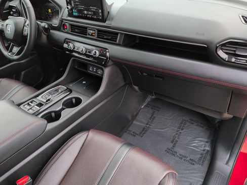 Certified 2025 Honda Pilot Black Edition image 33