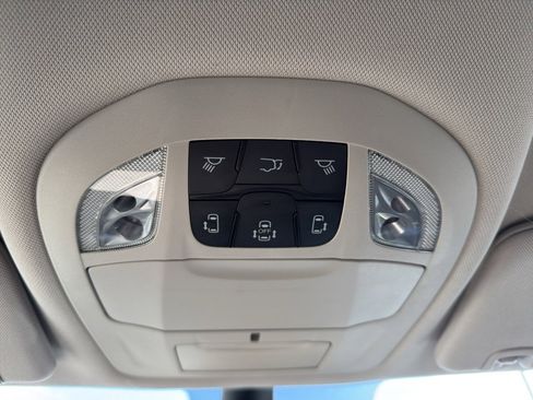 Used 2024 Chrysler Pacifica Touring-L image 22