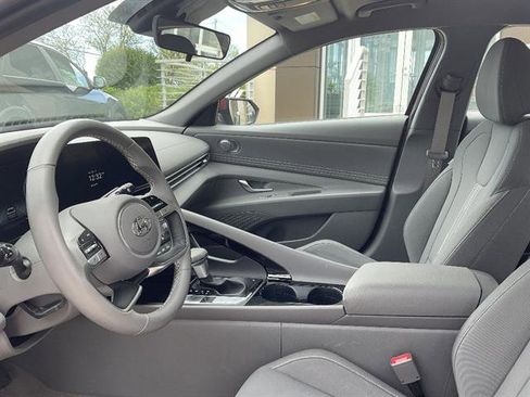 Used 2023 Hyundai Elantra SEL w/ Convenience Package FWD image 2