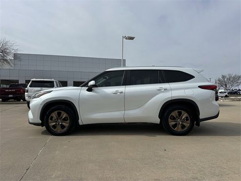 Used 2023 Toyota Highlander Bronze Edition image 2