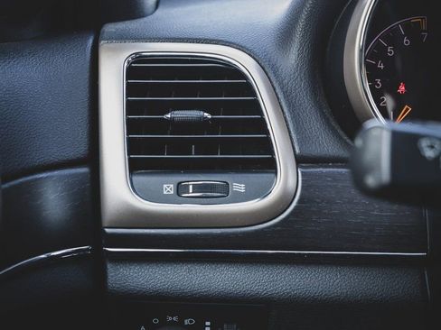 Used 2015 Jeep Grand Cherokee Limited w/ Luxury Group II image 19