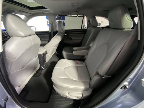 Used 2021 Toyota Highlander XLE FWD image 31