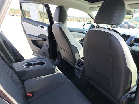 Used 2025 Volkswagen Taos SE w/ Panoramic Sunroof Package image 11