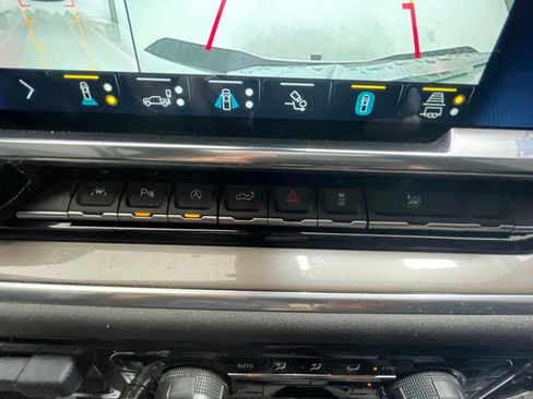 Used 2022 Chevrolet Silverado 1500 High Country w/ High Country Premium Package AWD/4WD image 34