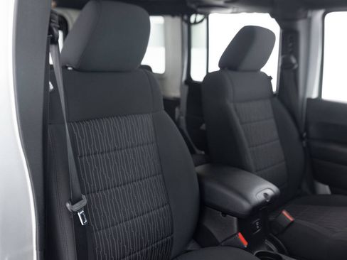 Used 2012 Jeep Wrangler Unlimited Rubicon w/ Connectivity Group AWD/4WD image 30