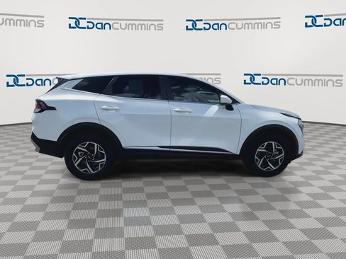 Used 2023 Kia Sportage LX AWD/4WD image 9