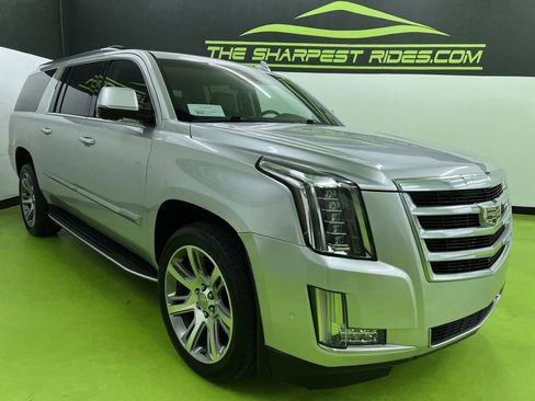 Used 2017 Cadillac Escalade ESV Luxury AWD/4WD image 2