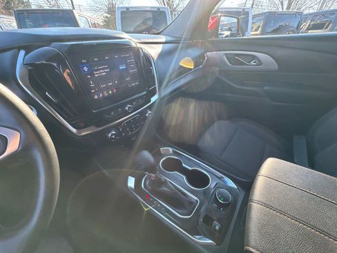 Used 2021 Chevrolet Traverse LT image 25