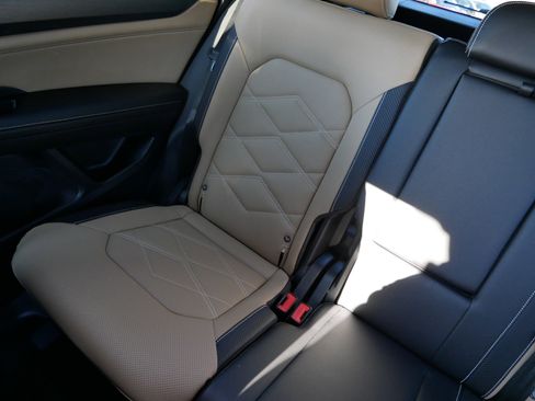 Certified 2025 Volkswagen Atlas Cross Sport SE w/ Panoramic Sunroof Package image 12