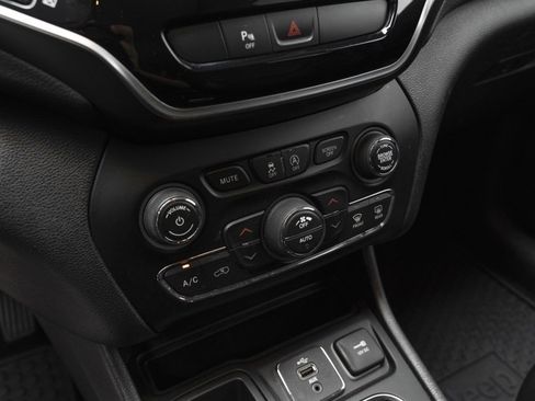 Used 2019 Jeep Cherokee Limited image 27