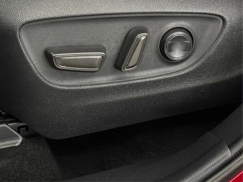 Used 2021 Toyota Highlander XLE AWD/4WD image 25