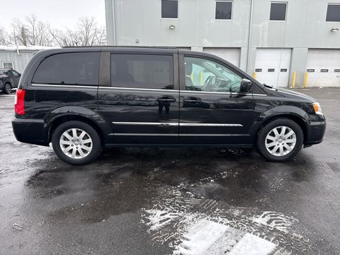 Used 2015 Chrysler Town & Country Touring image 2