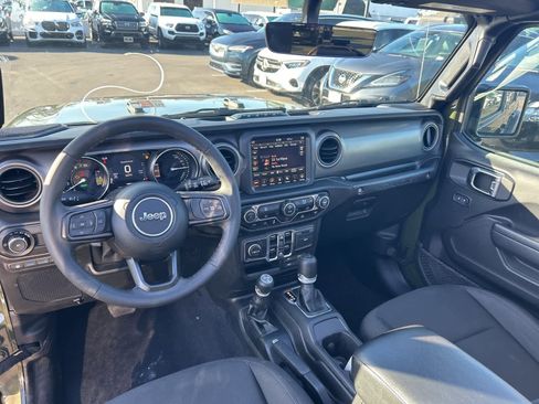 Used 2023 Jeep Wrangler Unlimited w/ Sun & Screen Package image 40