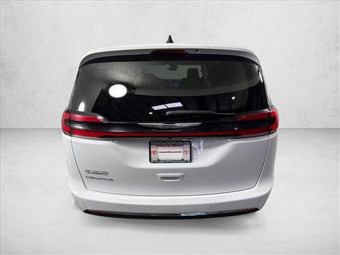 Used 2024 Chrysler Pacifica Touring-L FWD image 4