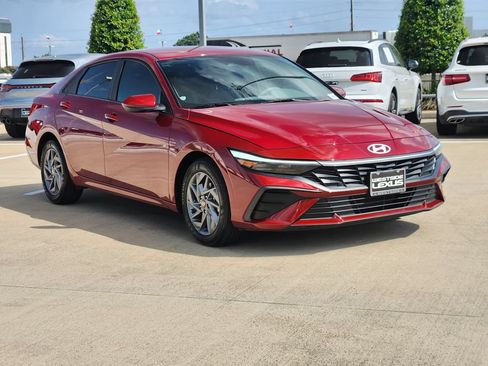 Used 2024 Hyundai Elantra SEL FWD image 3