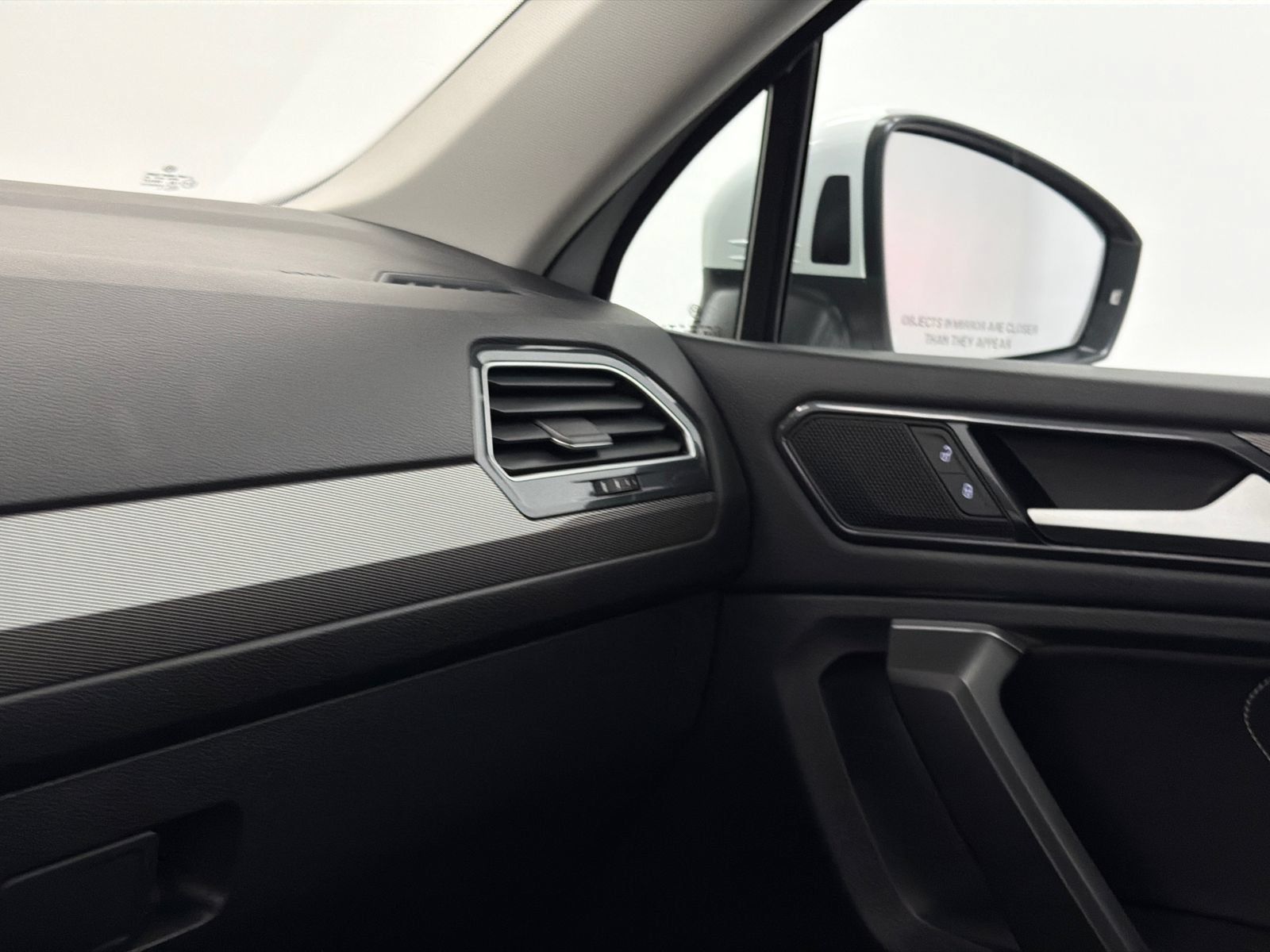 Used 2023 Volkswagen Tiguan SE FWD image 32