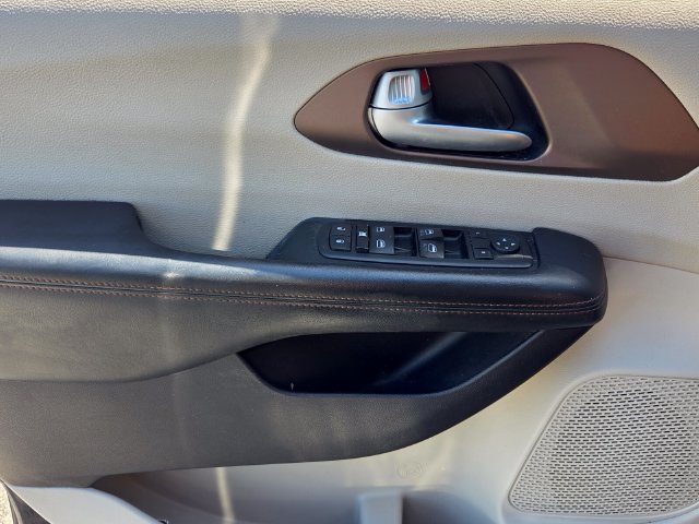 Used 2017 Chrysler Pacifica Touring FWD image 31