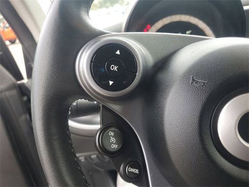 Used 2017 smart fortwo passion image 11