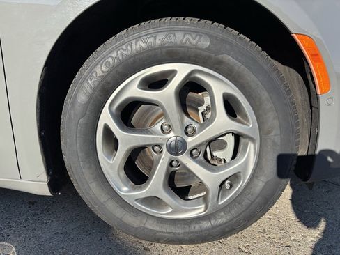 Used 2022 Chrysler Pacifica Limited image 11