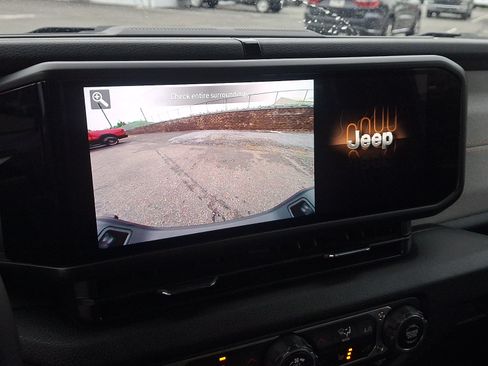 Used 2025 Jeep Gladiator Sport AWD/4WD image 17
