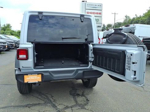 Used 2022 Jeep Wrangler Unlimited Sport w/ Sun And Sound Package AWD/4WD image 11