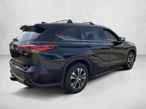 Used 2020 Toyota Highlander XLE AWD/4WD image 5