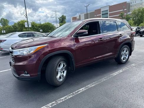 Used 2015 Toyota Highlander Limited w/ Driver Technology Package AWD/4WD image 3
