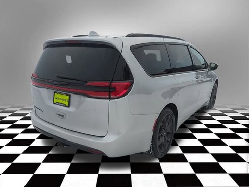 Used 2022 Chrysler Pacifica Touring-L w/ S Appearance Package image 8