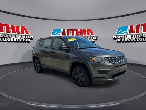 Used 2019 Jeep Compass Sport FWD image 2