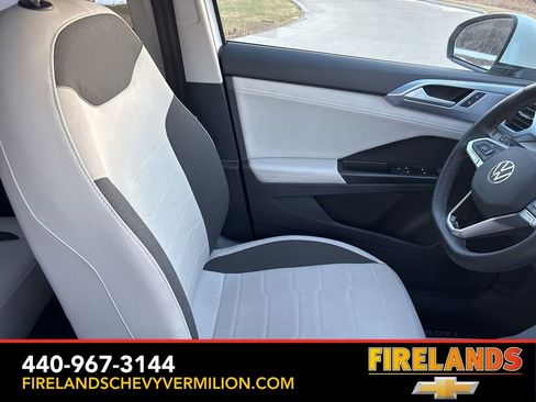 Used 2025 Volkswagen Taos SE image 30