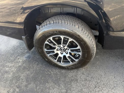 Used 2023 Nissan Titan SV w/ SV Convenience Package image 29