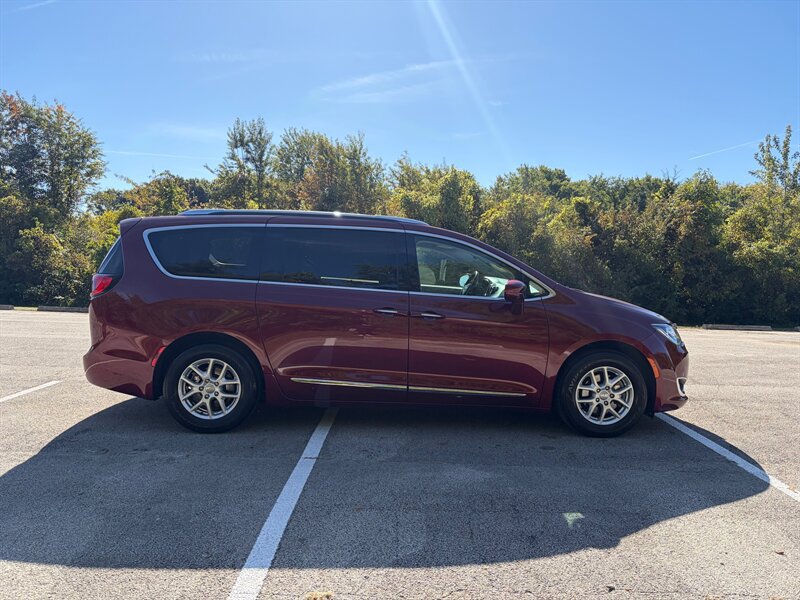 Used 2020 Chrysler Pacifica Touring-L FWD image 6