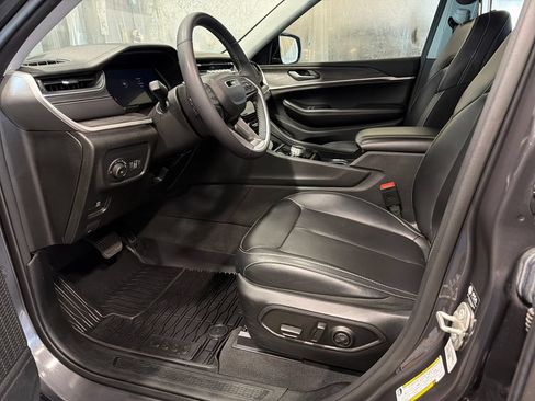 Used 2023 Jeep Grand Cherokee Limited AWD/4WD image 3
