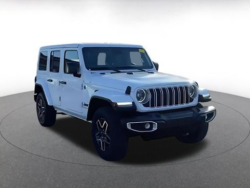 Used 2025 Jeep Wrangler Sahara image 3