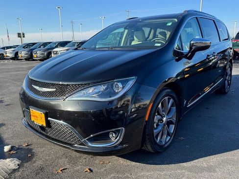 Used 2017 Chrysler Pacifica Limited w/ UConnect Theater Package image 8