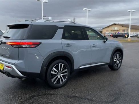 Used 2025 Nissan Pathfinder Platinum image 9