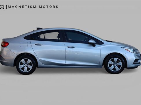 Used 2018 Chevrolet Cruze LS image 2
