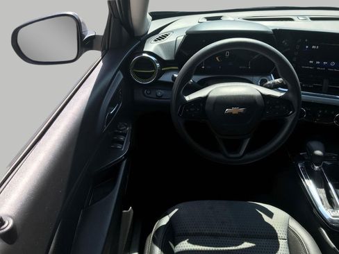 Used 2025 Chevrolet Trax LT FWD image 31