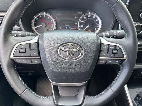 Used 2025 Toyota Highlander LE FWD image 16