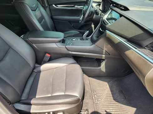 Used 2022 Cadillac XT5 Premium Luxury w/ Technology Package FWD image 9