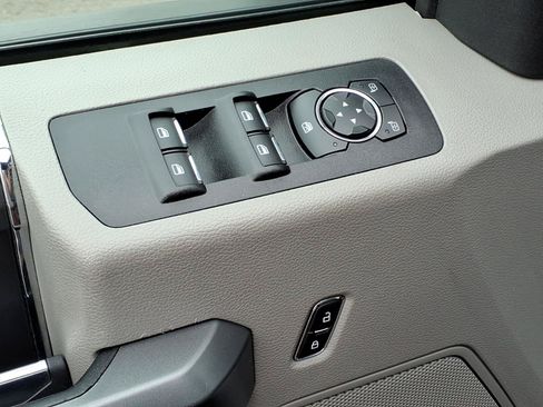 Used 2017 Ford F150 XLT w/ Equipment Group 302A Luxury AWD/4WD image 16