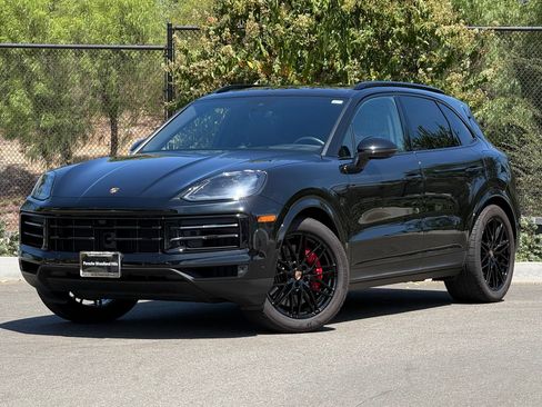 Used 2025 Porsche Cayenne S AWD/4WD image 1